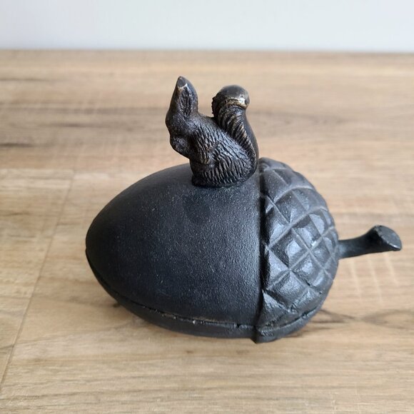 Cast iron squirrel on nut trinket dish with lid. - Picture 8 of 10